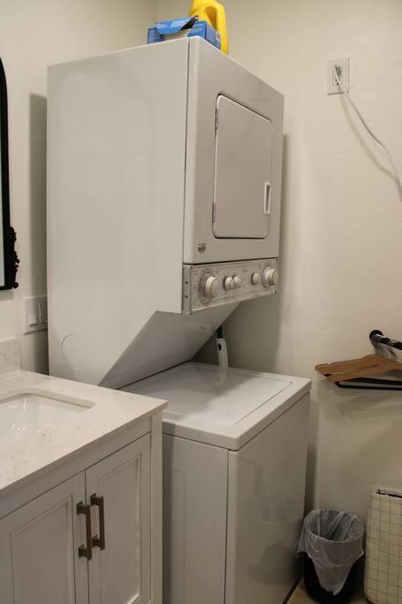 Agave Tiny House At Cactus Flower-Hot Tub-Pet Friendly-No Pet Fees! Albuquerque Exterior photo